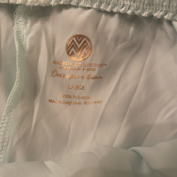 Silky pajamas from the Macbeth Collection Size Large - Picture 3 of 5